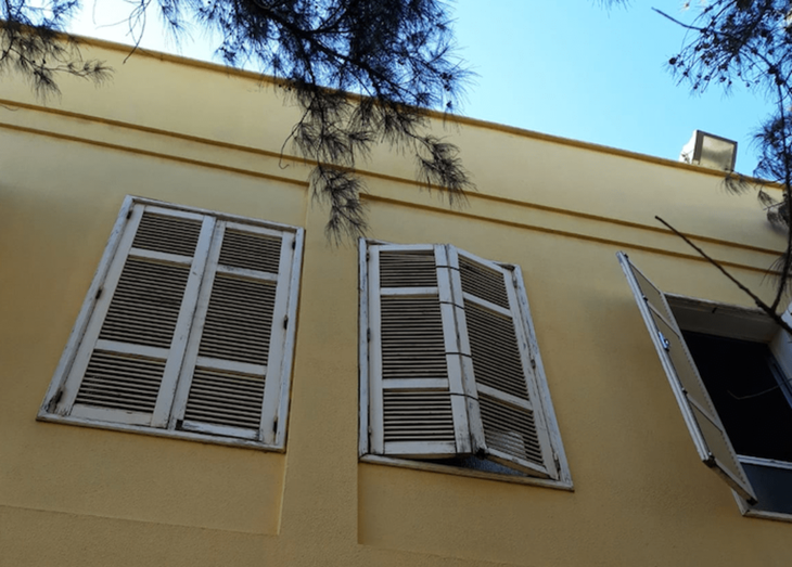 Imagen de las deterioradas contraventanas, la mayoría con 33 años de antigüedad (Foto TA)